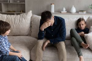 گریه کردن والدین جلوی کودک