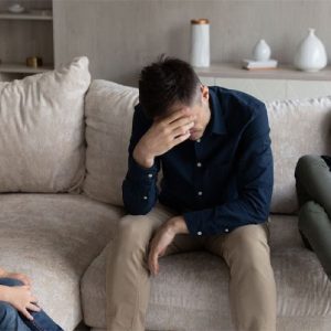 گریه کردن والدین جلوی کودک